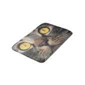 黄色い目の猫のクローズアップ バスマット (アングル)