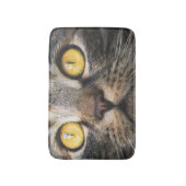 黄色い目の猫のクローズアップ バスマット (正面縦)
