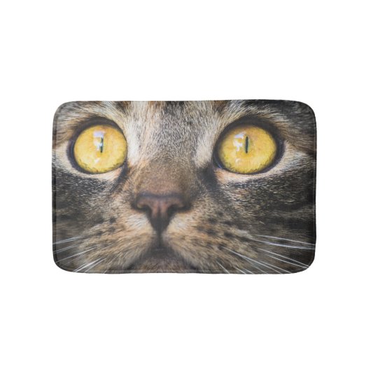 黄色い目の猫のクローズアップ バスマット (正面)