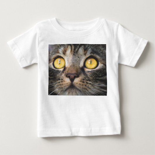 黄色い目の猫のクローズアップ ベビーTシャツ (正面)
