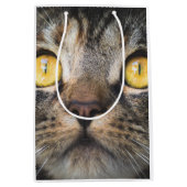 黄色い目の猫のクローズアップ ミディアムペーパーバッグ (正面)