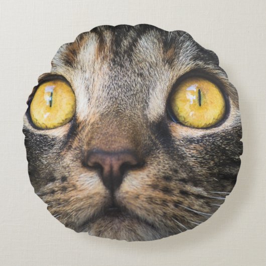 黄色い目の猫のクローズアップ ラウンドクッション (正面)