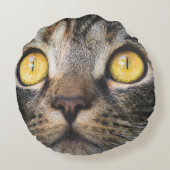 黄色い目の猫のクローズアップ ラウンドクッション (裏面)