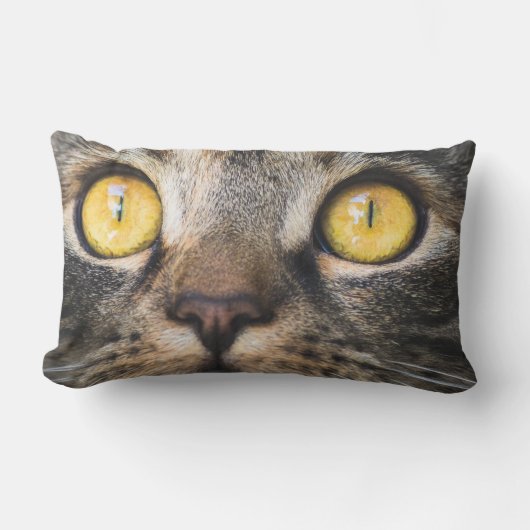 黄色い目の猫のクローズアップ ランバークッション (正面)