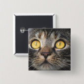 黄色い目の猫のクローズアップ 缶バッジ (正面&裏面)