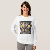 黄色い目の猫のクローズアップ Tシャツ (正面フル)