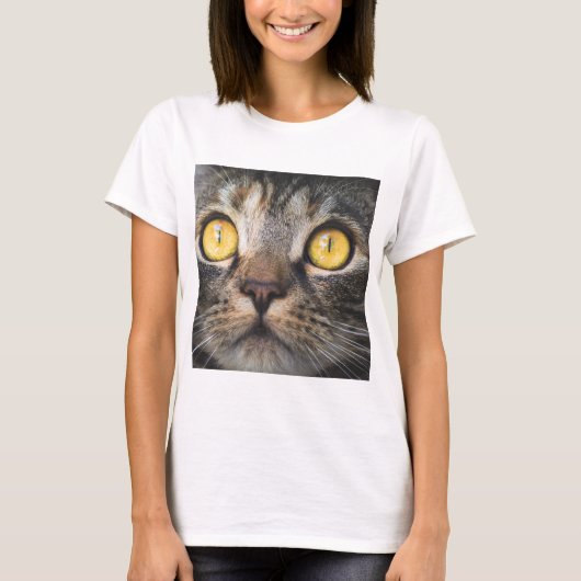 黄色い目の猫のクローズアップ Tシャツ (正面)