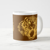 黄色い目をしたオレンジ色のうなる虎 ジャンボコーヒーマグカップ (正面右)
