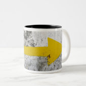黄色い矢のマグの後 ツートーンマグカップ (正面右)