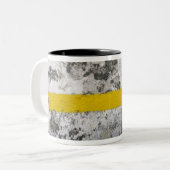 黄色い矢のマグの後 ツートーンマグカップ (正面左)