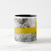黄色い矢のマグの後 ツートーンマグカップ (中央)