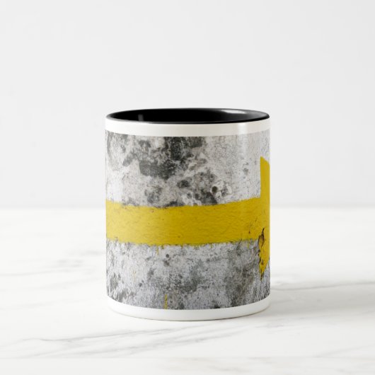 黄色い矢のマグの後 ツートーンマグカップ (中央)