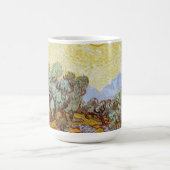 黄色い空と太陽とオリーブの木 コーヒーマグカップ (中央)