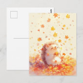 黄色い紅葉の葉を持つハリネズミ ポストカード (正面/裏面)