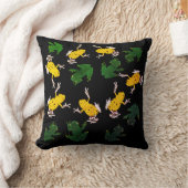 黄色い緑のカエルのパターン クッション (ブランケット)