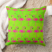 黄色い緑のフィールドにピンクのフラミンゴ クッション (ブランケット)