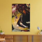 黄色い縁の口を大きく開き、威嚇すること キャンバスプリント (インサイチュ (リビング))