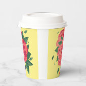 黄色い背景にバレンタインのカップのピンクのバラ 紙コップ (左)