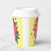 黄色い背景にバレンタインのカップのピンクのバラ 紙コップ (右)