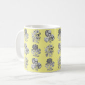 黄色い背景に単色の花 コーヒーマグカップ (正面左)