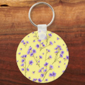 黄色い背景に繊細な紫色の花 キーホルダー (正面)