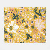 黄色い背景に美しい庭の花。海 フリースブランケット (正面(横))