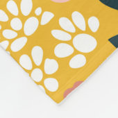 黄色い背景に美しい庭の花。海 フリースブランケット (角)