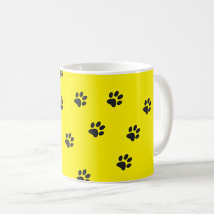 黄色い背景に黒い猫の足 コーヒーマグカップ