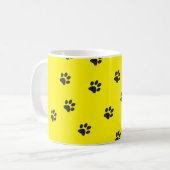 黄色い背景に黒い猫の足 コーヒーマグカップ (正面左)
