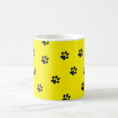 黄色い背景に黒い猫の足 コーヒーマグカップ (中央)