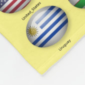 黄色い背景の世界の旗 フリースブランケット (角)