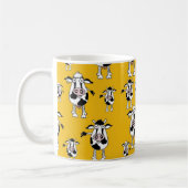 黄色い背景の牛および雄牛パターン コーヒーマグカップ (左)