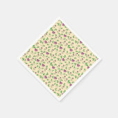 黄色い背景の紫のチューリップ スタンダードカクテルナプキン (角)