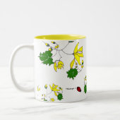 黄色い花および小さいてんとう虫のマグ ツートーンマグカップ (左)