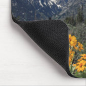 黄色い花が付いている雪で覆われた壮大なTeton範囲 マウスパッド (コーナー)