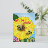 黄色い花でのハチのランチデート ポストカード (スタンド正面)
