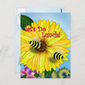 黄色い花でのハチのランチデート ポストカード (正面/裏面)