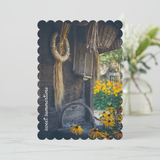 黄色い花と居心地の良い田舎のコテージ シーズンカード (スタンド正面)