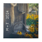 黄色い花と居心地の良い田舎のコテージ タイル (正面)