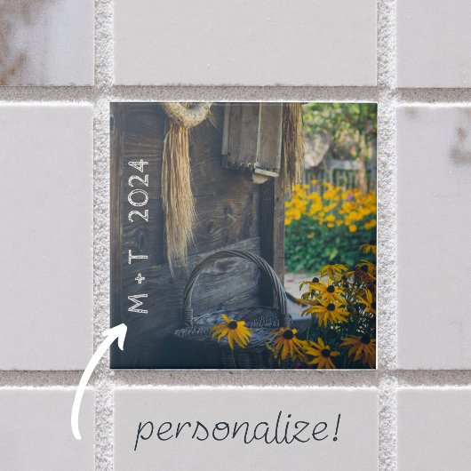 黄色い花と居心地の良い田舎のコテージ タイル