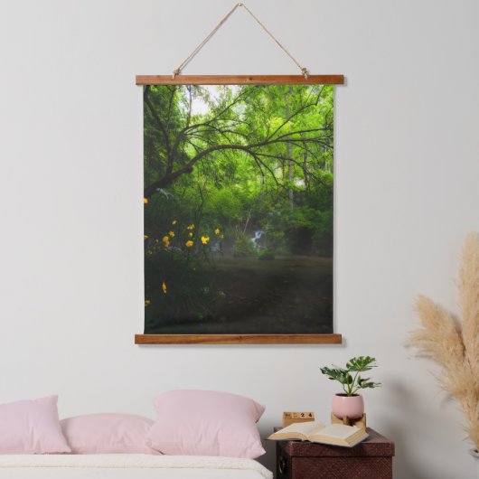 黄色い花と滝を持つ魔法の森 吊り下げ型タペストリー (寝室)