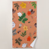 黄色い花と白いバラ25 ビーチタオル (正面)