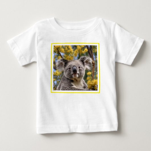 黄色い花のガラガラの木で ベビーTシャツ (正面)