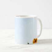 黄色い花のクローズショット コーヒーマグカップ (正面右)