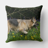 黄色い花のジャーマン・シェパード クッション (裏面)