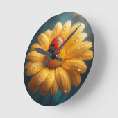 黄色い花のマクロのラディバグ ラウンド壁時計 (傾斜)