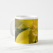 黄色い花のマグ コーヒーマグカップ (正面左)