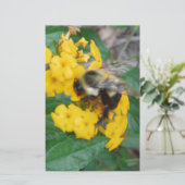 黄色い花の上に黄色と黒のミツバチ 便箋 (スタンド正面)