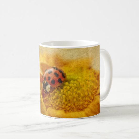黄色い花の上のてんとう虫 コーヒーマグカップ (正面右)