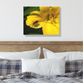 黄色い花の上の昆虫 キャンバスプリント (インサイチュ (寝室))